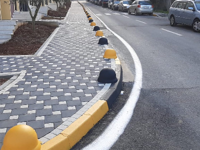 Vendosja e pengesave te betonit ne trotuar Vendosja e pengesave te betonit ne trotuar